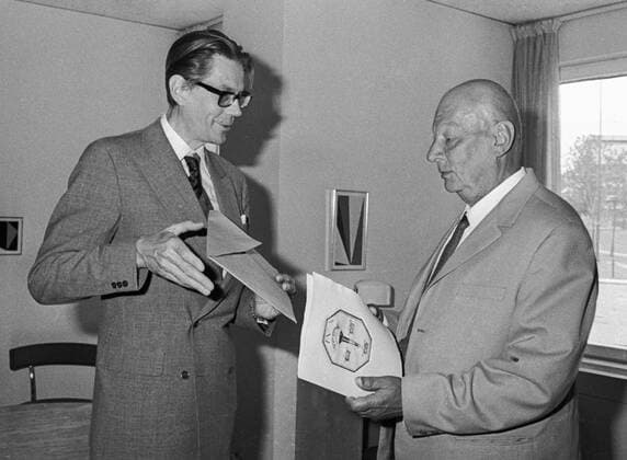 HAMBREUS ALEXANDROV DIPLOMA PRESENTING 85547 13.06.1973 Chief general manager of the Swedish Royal Academy of Engineering Sciences Professor Hambreus (left) presents the diploma of foreign member of the Swedish Academy to Soviet Academician Anatoly Alexandrov (right). Alexander Sputnik Moscow Russia  Copyright: xAlexanderx