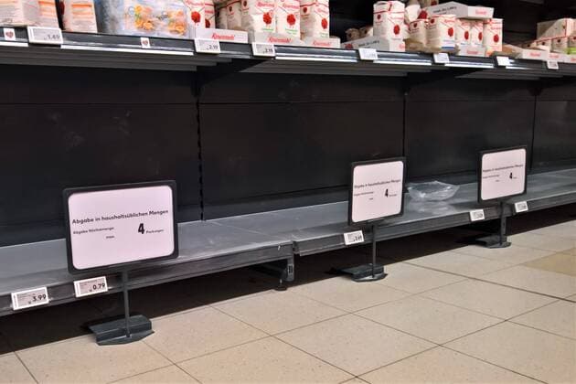 News Themen der Woche KW11 News Bilder des Tages Einkauf von Mehl bzw Weizenmehl Typ 405. Produkte wie Mehl, Sonnenblumenoel und Toilettenpapier werden wegen dem Krieg von Russland gegen die Ukraine aktuell viel gekauft und sind bereits Mangelware im Supermarkt bzw beim Discounter. Foto: Leeres Regal im Lebensmittel-Einzelhandel *** Purchasing flour or wheat flour type 405 Products such as flour, sunflower oil and toilet paper are currently bought a lot because of the war of Russia against Ukraine and are already in short supply in the supermarket or at the discounter Photo Empty shelf in the food retail store