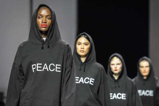 Bilder des Jahres 2022, Entertainment 03 März Entertainment Themen der Woche KW11 Entertainment Bilder des Tages 15.03.2022 xlakx,Entertainment Berlin Fashion Week 2022, Show Kilian Kerner emspor,v.l.Models nach der Show auf dem Catwalk mit einen Sweatshirt mit Aufschrift Peace Berlin *** 15 03 2022 xlakx,Entertainment Berlin Fashion Week 2022, Show Kilian Kerner emspor,v l Models after the show on the catwalk with a sweatshirt with inscription Peace Berlin