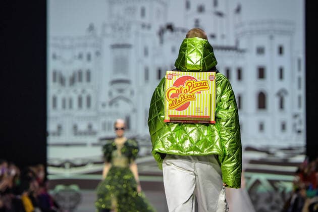 Bilder des Jahres 2022, Entertainment 03 März Entertainment Themen der Woche KW11 15.03.2022 xlakx,Entertainment Berlin Fashion Week 2022, Show Kilian Kerner emspor v.l.Im Kraftwerk Berlin praesentiert ein Model Call a Pizza Rucksack Berlin *** 15 03 2022 xlakx,Entertainment Berlin Fashion Week 2022, show Kilian Kerner emspor v l In Kraftwerk Berlin presents a model Call a Pizza backpack Berlin.