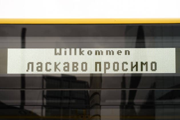 News Themen der Woche KW11 News Bilder des Tages 15.03.2022,Berlin,Deutschland,GER,Impressionen von ankommenden ukrainische Flüchtlinge am Berliner Hauptbahnhof.BVG Bus: Willkommen *** 15 03 2022,Berlin,Germany,GER,Impressions of arriving Ukrainian refugees at Berlin main station BVG bus welcome