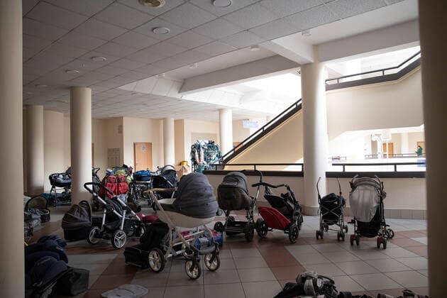 IMAGO Nature: Unsere Erde, Umweltprobleme, Überbevölkerung March 15, 2022, Warsaw, Poland: Donated pushchair for kids are seen inside the Warsaw reception centre for Ukrainian refugees. 37 reception centres have been opened by the Polish government across the country to help accommodate Ukrainian refugees since Russian invasion started on 24th February. The Polish government warned that the country is soon to reach its maximum capacity to help these displaced Ukrainians. Warsaw Poland - ZUMAs197 20220315_zaa_s197_099 Copyright: xHestherxNgx