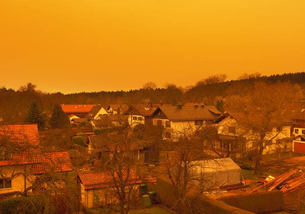 Naturphänomen, Saharastaub verfärbt den Himmel über Bayern, Deutschland, Europa Saharastaub mit Blutregen, Naturschauspiel, Bayern, Deutschland *** Natural phenomenon, Sahara dust discolors the sky over Bavaria, Germany, Europe Sahara dust with blood rain, natural phenomenon, Bavaria, Germany