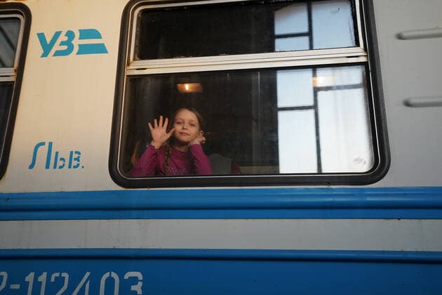 News Themen der Woche KW11 News Bilder des Tages March 15, 2022, Lviv, Ukraine: A young girl looks from a train window as Ukrainian refugees board a train bound for Przemsyl, Poland from the Lviv Railway Station on March 15, 2022 in Ukraine. Nearly 3 million Ukrainians have left the country since the Russian invasion began nearly three weeks ago. Lviv Ukraine - ZUMAb148 20220315_zap_b148_120 Copyright: xBryanxSmithx