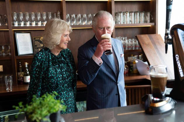 Bilder des Jahres 2022, Entertainment 03 März Entertainment Themen der Woche KW11 Entertainment Bilder des Tages . 15 03 2022. London, United Kingdom. Prince Charles and Camilla, Duchess of Cornwall during a visit to Irish Cultural Centre in London.  xPoolx xi-Imagesx IIM-23206-0010