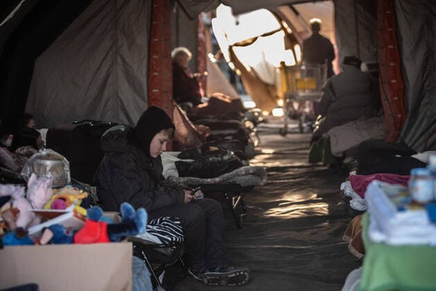 News Themen der Woche KW11 News Bilder des Tages March 15, 2022: Families displaced from the war in Ukraine are taken to the Medika refugee camp so they can continue their entry into the interior of Poland. - ZUMAqp1_ 20220315_zip_qp1_018 Copyright: xHectorxAdolfoxQuintanarxPerezx