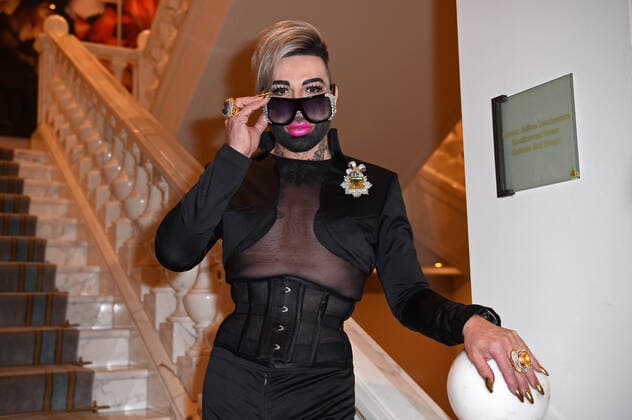 Bilder des Jahres 2022, Entertainment 03 März Entertainment Themen der Woche KW11 Entertainment Bilder des Tages Harald Glööckler bei der Anja Gockel Fashion Show W22 23 Weltgewand(t) im Rahmen der Berlin Fashion Week im Hotel Adlon Kempinski in Berlin am 15.03.2022 *** Harald Glööckler at the Anja Gockel Fashion Show W22 23 Weltgewand t as part of the Berlin Fashion Week at the Hotel Adlon Kempinski in Berlin on 15 03 2022