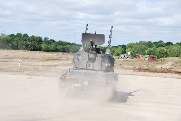 Flugabwehrpanzer Gepard der Bundeswehr während einer Vorführung Der Flugabwehrkanonenpanzer Gepard, kurz Flak-Panzer Gepard, ist mit zwei 35mm Kanonen bewaffnet. Die Hauptaufgabe ist die Bekämpfung von Luftfahrzeugen. Durch das Radargerät am Turm kann der Flak-Panzer Gepard selbstständig Flugzeuge orten. Munster Niedersachsen Deutschland *** Anti-aircraft tank Gepard of the German Armed Forces during a demonstration The anti-aircraft tank Gepard, short Flak Panzer Gepard, is armed with two 35mm cannons The main task is the fight against aircraft Through the radar on the turret, the Flak Panzer Gepard can independently locate aircraft Munster Lower Saxony Germany