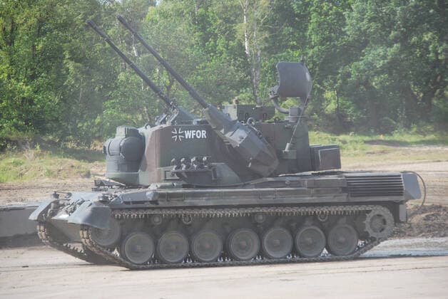 Flugabwehrpanzer Gepard der Bundeswehr während einer Vorführung Der Flugabwehrkanonenpanzer Gepard, kurz Flak-Panzer Gepard, ist mit zwei 35mm Kanonen bewaffnet. Die Hauptaufgabe ist die Bekämpfung von Luftfahrzeugen. Durch das Radargerät am Turm kann der Flak-Panzer Gepard selbstständig Flugzeuge orten. Munster Niedersachsen Deutschland *** Anti-aircraft tank Gepard of the German Armed Forces during a demonstration The anti-aircraft tank Gepard, short Flak Panzer Gepard, is armed with two 35mm cannons The main task is the fight against aircraft Through the radar on the turret, the Flak Panzer Gepard can independently locate aircraft Munster Lower Saxony Germany