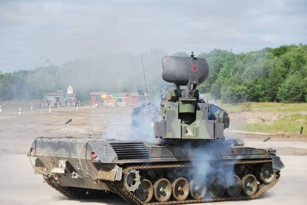 Flugabwehrpanzer Gepard der Bundeswehr während einer Vorführung Der Flugabwehrkanonenpanzer Gepard, kurz Flak-Panzer Gepard, ist mit zwei 35mm Kanonen bewaffnet. Die Hauptaufgabe ist die Bekämpfung von Luftfahrzeugen. Durch das Radargerät am Turm kann der Flak-Panzer Gepard selbstständig Flugzeuge orten. Munster Niedersachsen Deutschland *** Anti-aircraft tank Gepard of the German Armed Forces during a demonstration The anti-aircraft tank Gepard, short Flak Panzer Gepard, is armed with two 35mm cannons The main task is the fight against aircraft Through the radar on the turret, the Flak Panzer Gepard can independently locate aircraft Munster Lower Saxony Germany