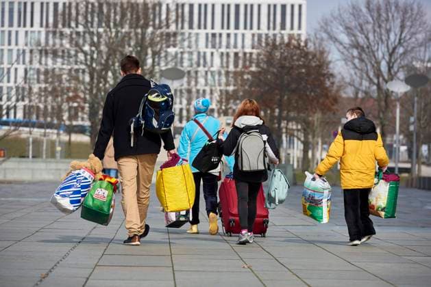 Ankommende Kriegsflüchtlinge im Regierungsviertel Deutschland, Berlin, 15.03.2022: Kriegsflüchtlinge aus der Ukraine kommen am Berliner Hauptbahnhof an. Nach der Erstversorgung mit Hygienemittel und Lebensmittel sind ankommende Familien auf weitere Unterstützung angewiesen. Eine Verteilung der Flüchtlinge auf weitere Bundesländer soll eine Entlastung für Berlin bringen. *** Arriving war refugees in the government district Germany, Berlin, 15 03 2022 War refugees from Ukraine arrive at Berlins main train station After receiving initial supplies of hygiene materials and food, arriving families are in need of further support A distribution of refugees to other federal states is expected to ease the burden on Berlin