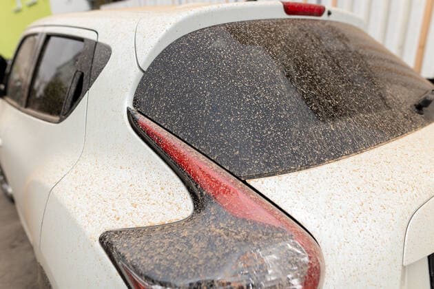 Tuebingen Saharastaub verfaerbt Autos in Tuebingen Saharastaub, Szenen aus Tuebingen, Saharastaub ueber Deutschland, Verschmutzungen ueber Autos, Saharastaub mit Blutregen, Naturshauspiel, Phaenomaen, Saharastaub verfaerbt Autos, 16.03.2022 *** Tuebingen Saharan dust pollutes cars in Tuebingen Saharan dust, scenes from Tuebingen, Saharan dust over Germany, pollution over cars, Saharan dust with blood rain, nature play, phaenomaen, Saharan dust pollutes cars, 16 03 2022 Copyright: xNinaxSanderx xEibnerxPressefotox EP_NSR