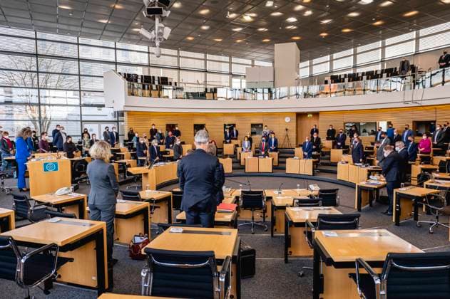 74. PLENARSITZUNG IM THÜRINGER LANDTAG 16 03 2022 - Erfurt: Schweigeminute für die Opfer des Ukraine-Kriegs in der 74. Plenarsitzung des Thüringer Landtags am 16. März 2022. _________________ *** 74 PLENARY SESSION IN THE THURINGIAN STATE PARLIAMENT 16 03 2022 Erfurt Minute of silence for the victims of the Ukraine war in the 74 plenary session of the Thuringian State Parliament on 16 March 2022.
