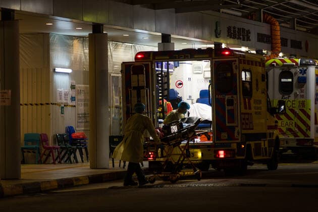 Coronavirus Emergency In Hong Kong, China Paramedics load back their stretcher in the ambulance after having brought a patient at the Accident & Emergency ward of Princess Margaret hospital, in Hong Kong, China, on March 16, 2022, in Hong Kong, China, on March 16, 2022. Hong Kong China  Copyright: xMarcxFernandesx originalFilename: fernandes-ascovidd220316_npeUZ.jpg