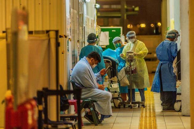 Coronavirus Emergency In Hong Kong, China Nurses assist patients in an outdoor triage area at the Accident & Emergency ward of Princess Margaret hospital , in Hong Kong, China, on March 16, 2022, in Hong Kong, China, on March 16, 2022. Hong Kong China  Copyright: xMarcxFernandesx originalFilename: fernandes-ascovidd220316_nprbf.jpg