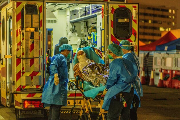 Coronavirus Emergency In Hong Kong, China An elderly patient is transferred out of an ambulance by paramedics at Princess Margaret hospital, in Hong Kong, China, on March 16, 2022, in Hong Kong, China, on March 16, 2022. Hong Kong China  Copyright: xMarcxFernandesx originalFilename: fernandes-ascovidd220316_np8AL.jpg