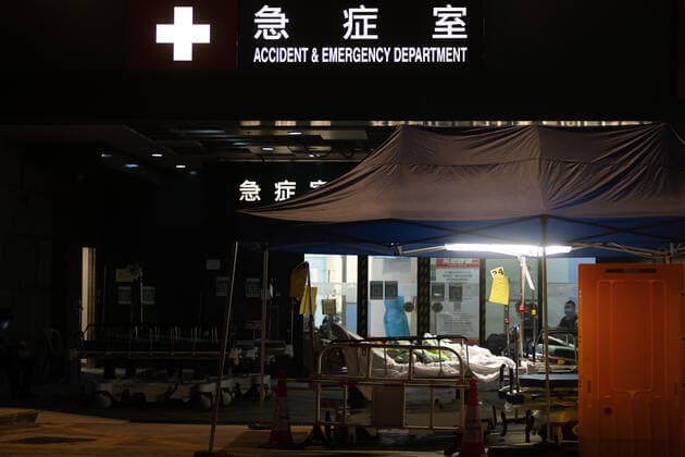 Coronavirus Emergency In Hong Kong, China Patients wait for treatment at the Accident & Emergency ward of Caritas Medical Centre, in Hong Kong, China, on March 16, 2022, in Hong Kong, China, on March 16, 2022. The patient in the front bed has a sheet indicating his RAT test was negative, in Hong Kong, China, on March 16, 2022, in Hong Kong, China, on March 16, 2022. Hong Kong China Copyright: xMarcxFernandesx originalFilename: fernandes-ascovidd220316_np5KX.jpg