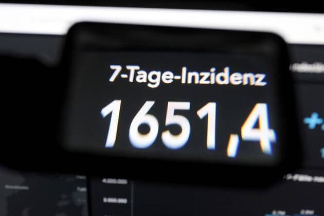 RKI dashboard, 7 day incidence continues to rise and is now at 1651.4 7 day incidence, RKI dashboard on a monitor on 17 03 2022 in Siegen Germany