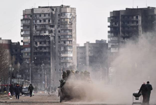 Ukraine-Krieg, Jahrestag der Invasion, Chronologie der Ereignisse, Archivbilder News Themen der Woche KW11 Ukraine-Konflikt, Eindr?cke aus der Region Mariupol DPR LPR Russia Ukraine Military Operation 8142496 16.03.2022 Servicemen of the People s Militia of the Donetsk People s Republic ride an armored personnel carrier against the background of residential buildings damaged as a result of shelling, in Mariupol, DPR. Viktor Antonyuk Sputnik Marioupol Donetsk People s Republic  Copyright: xViktorxAntonyukx