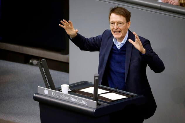 News Themen der Woche KW11 News Bilder des Tages Karl Lauterbach in der 20. Sitzung des Deutschen Bundestages im Reichstagsgebäude. Berlin, 17.03.2022 *** Karl Lauterbach in the 20 session of the German Bundestag in the Reichstag building Berlin, 17 03 2022 Foto:xS.xGabschx xFuturexImage