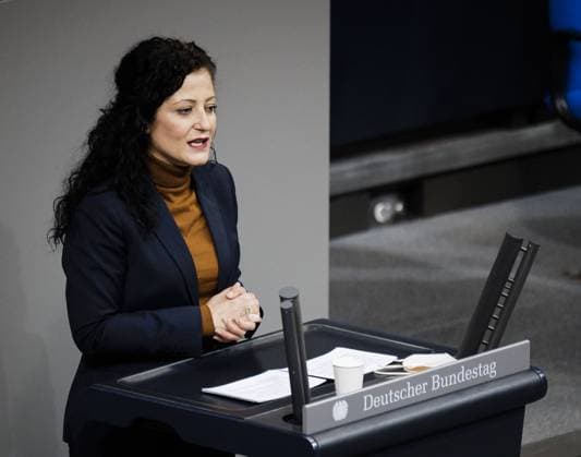 Cansel Kiziltepe, Staatssekretaerin bei der Bundesministerin fuer Wohnen, Stadtentwicklung und Bauwesen, aufgenommen bei einer Rede im Rahmen der Debatte zum Heizkostenzuschuss im Deutschen Bundestag in Berlin, 17.03.2022. Berlin Deutschland *** Cansel Kiziltepe, State Secretary to the Federal Minister for Housing, Urban Development and Construction, recorded during a speech at the debate on the heating subsidy in the German Bundestag in Berlin, 17 03 2022 Berlin Germany Copyright: xFelixxZahn photothek.netx