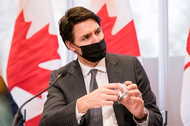 March 17, 2022, Toronto, ON, Canada: Prime Minister Justin Trudeau is instructed in how to administer Naloxone after meeting with workers and volunteers at a supervised consumption site in Toronto, on Thursday, March 17, 2022. Toronto Canada  - ZUMAc35_ 20220317_zaf_c35_040 Copyright: xChristopherxKatsarovx