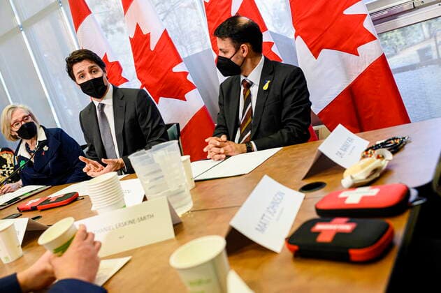 March 17, 2022, Toronto, ON, Canada: Prime Minister Justin Trudeau is instructed in how to administer Naloxone while visiting a supervised consumption site along with Minister of Mental Health and Addictions and Associate Minister of Health Carolyn Bennett (left) and MP Arif Virani, in Toronto on Thursday, March 17, 2022. Toronto Canada  - ZUMAc35_ 20220317_zaf_c35_044 Copyright: xChristopherxKatsarovx