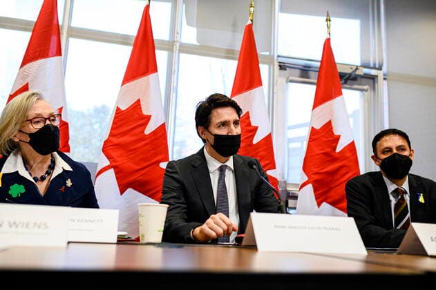 March 17, 2022, Toronto, ON, Canada: Prime Minister Justin Trudeau along with Minister of Mental Health and Addictions and Associate Minister of Health Carolyn Bennett and MP Arif Virani meet with workers and volunteers at a supervised consumption site in Toronto, on Thursday, March 17, 2022. Toronto Canada  - ZUMAc35_ 20220317_zaf_c35_047 Copyright: xChristopherxKatsarovx