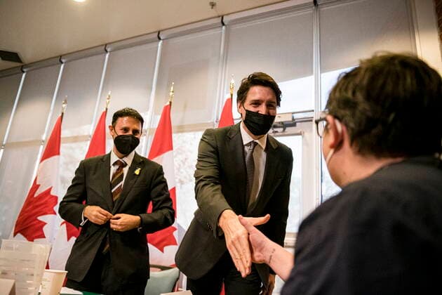 March 17, 2022, Toronto, ON, Canada: Prime Minister Justin Trudeau greets health promoter Matt Johnson while a visiting supervised consumption site at the Parkdale Queen West Community Health Centre in Toronto on Thursday, March 17, 2022. Toronto Canada  - ZUMAc35_ 20220317_zaf_c35_049 Copyright: xChristopherxKatsarovx