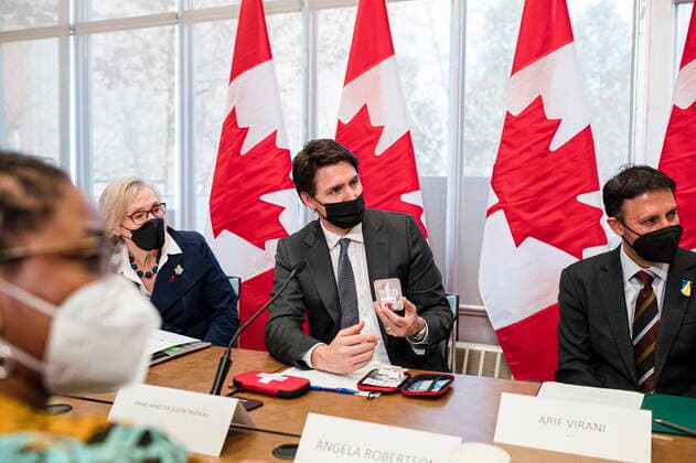 March 17, 2022, Toronto, ON, Canada: Prime Minister Justin Trudeau is instructed in how to administer Naloxone while visiting a supervised consumption site along with Minister Carolyn Bennett (left) and MP Arif Virani, in Toronto on Thursday, March 17, 2022. Toronto Canada  - ZUMAc35_ 20220317_zaf_c35_041 Copyright: xChristopherxKatsarovx