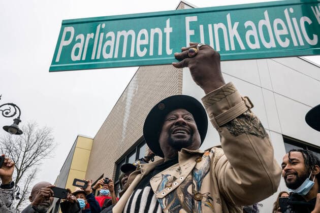 Bilder des Jahres 2022, Entertainment 03 März Entertainment Themen der Woche KW11 Entertainment Bilder des Tages March 17, 2022, Plainfield, New Jersey, U.S: Musician GEORGE CLINTON holds the Parliament Funkadelic Way Street sign at South Second Youth Center in Plainfield, NJ. Clinton, founder of the Parliament and the Parliament-Funcadelic was honored by the city of Plainfield. The youth center now stands on the site of ClintonÃ¢â‚¬â ¢s former barber shop Ã¢â‚¬oeSilk Road.Ã¢â‚¬Â Stood. Clinton produced the funk hit was Ã¢â‚¬oeThe Mothership Connection.Ã¢â‚¬Â The MothershipÃ¢â‚¬Âis on display at the African American Museum in Washington, DC Plainfield U.S. - ZUMAp140 20220317_zap_p140_007 Copyright: xBrianxBranchxPricex