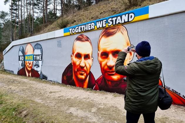 News Bilder des Tages March 17, 2022, Gdansk, Poland: A mural of Vitali and Vladimir Klitschko is seen on the wall next to the PKM Gdansk Jasien train station. The second of a series of anti-war murals entitled Solidarity with Ukraine was created. Its author is Tuse, one of the most recognizable street artists in Poland. It is a joint initiative of the Pomeranian Voivodeship, the Pomeranian Metropolitan Railway and the Academy of Fine Arts in Gdansk. Gdansk Poland - ZUMAs197 20220317_zaa_s197_140 Copyright: xMateuszxSlodkowskix