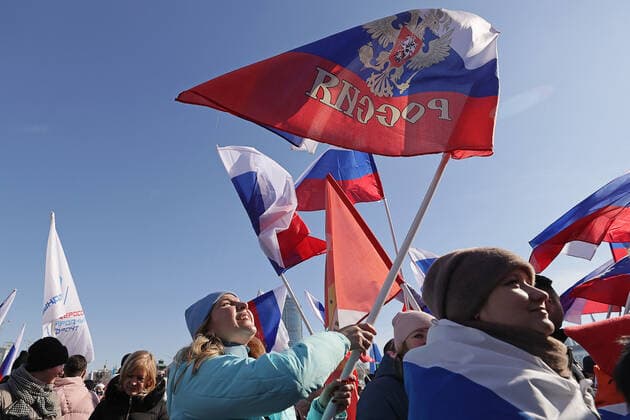News Themen der Woche KW11 YEKATERINBURG, RUSSIA - MARCH 18, 2022: People gather for a rally and a concert marking the 8th anniversary of the reunification of Crimea with Russia. On March 18, 2014, an agreement was signed on Crimea and Sevastopol s accession to Russia as its new constituent entities. Donat Sorokin TASS  TS12831B