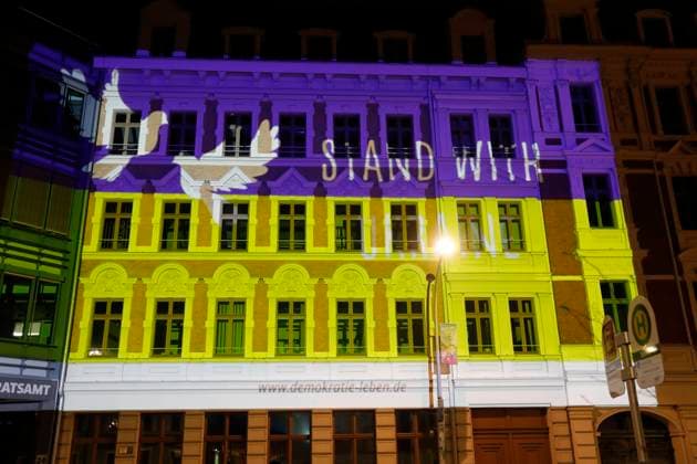 Als Zeichen gegen den Krieg und als Solidaritätsbekundung mit der Ukraine ist das Landratsamt in den Farben der Ukraine iluminiert. Görlitz, 17.03.2022, xxxMatthiasWehnertxxx S Stand with Ukraine in Görlitz, Görlitz Sachsen Deutschland Görlitz *** As a sign against the war and as a show of solidarity with Ukraine, the district office is iluminated in the colors of Ukraine Goerlitz, 17 03 2022, xxxMatthiasWehnertxxx S Stand with Ukraine in Goerlitz, Goerlitz Saxony Germany Goerlitz