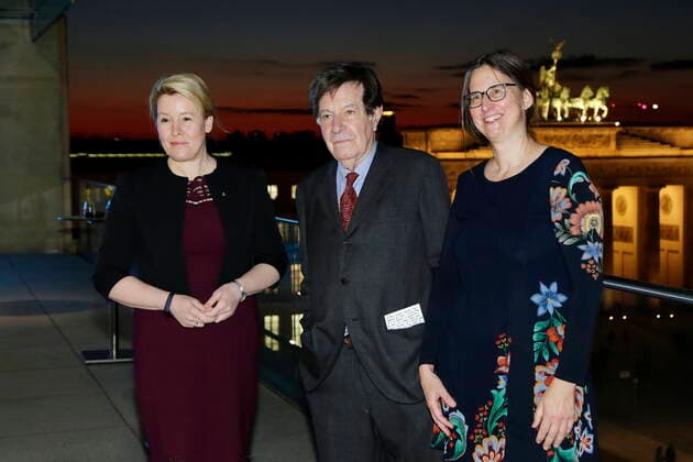 18 03 2022, Berlin, Germany Grand Art Award Berlin 2022 to Richard Peduzzi Award ceremony in the Academy of Arts at Pariser Platz in Berlin Photo from l Franziska Giffey, Governing Mayor of Berlin, Richard Peduzzi, laureate Grand Art Award Berlin 2022 and Kathrin Roeggla, Vice President of the Academy of Arts.