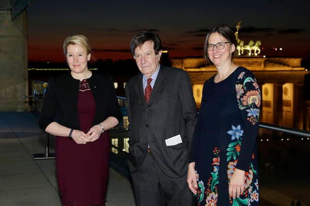 18 03 2022, Berlin, Germany Grand Art Award Berlin 2022 to Richard Peduzzi Award ceremony in the Academy of Arts at Pariser Platz in Berlin Photo from l Franziska Giffey, Governing Mayor of Berlin, Richard Peduzzi, laureate Grand Art Award Berlin 2022 and Kathrin Roeggla, Vice President of the Academy of Arts.