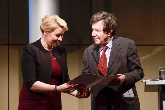 18 03 2022, Berlin, Germany Grand Art Award Berlin 2022 to Richard Peduzzi Award ceremony in the Academy of Arts at Pariser Platz in Berlin Photo from l Franziska Giffey, Governing Mayor of Berlin and Richard Peduzzi, Laureate Grand Art Award Berlin 2022