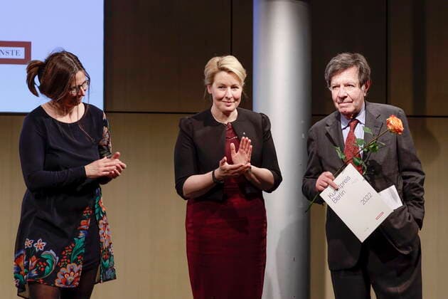 18 03 2022, Berlin, Germany Grand Art Award Berlin 2022 to Richard Peduzzi Award ceremony in the Academy of Arts at Pariser Platz in Berlin Photo from l Kathrin Roeggla, Vice President of the Academy of Arts, Franziska Giffey, Governing Mayor of Berlin and Richard Peduzzi, Laureate Grand Art Award Berlin 2022