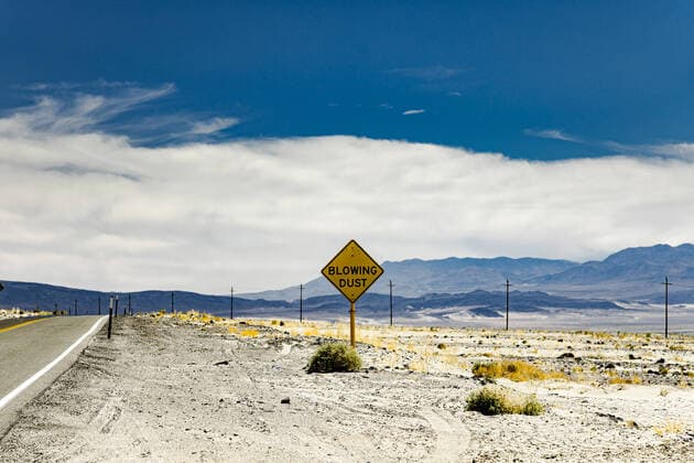 Straßenschild Blowing Dust an der California State Route 136 in der Nähe des Death Valley Nationalpark, 29.08.2018 Death Valley Kalifornien USA *** Road sign Blowing Dust on California State Route 136 near Death Valley National Park, 29 08 2018 Death Valley California USA