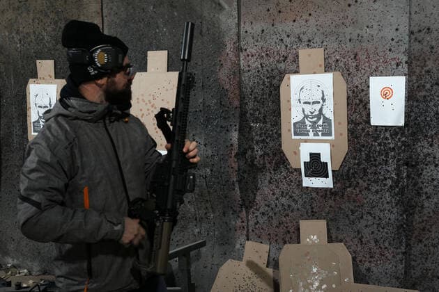 Bilder des Jahres 2022, News 03 März News Themen der Woche KW11 News Bilder des Tages A sniper looks at bullet holes at a dartboard with the portrait of Russian President Vladimir Putin in a military base located in the port town of Burlacha Barlka, some 20 kilometres from Odessa, Ukraine, on 19 March 2022. Military base located in the port town of Burlacha Barlka, Ukraine !ACHTUNG: NUR REDAKTIONELLE NUTZUNG!  Copyright: xBorjaxSánchezxTrillox GRAF2211 20220319-344bbe7ddc40bdffe93c0ace4a4ee40a16204667
