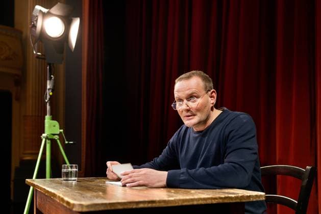 Devid Striesow Große Namen Große Texte: Devid Striesow liest Robert Walser in der neuen Veranstaltungsreihe. Bei Große Namen Große Texte sollen Theaterstars sowie populäre Schauspielerinnen und Schauspieler aus TV und Kino mit Soloprogrammen, Lesungen oder musikalischen Streifzügen auf der Bühne stehen. Meiningen Thüringen DEUTSCHLAND *** Devid Striesow Big Names Big Texts Devid Striesow reads Robert Walser in the new event series At Big Names Big Texts, theater stars as well as popular actors and actresses from TV and cinema are to appear on stage with solo programs, readings or musical forays Meiningen Thuringia GERMANY