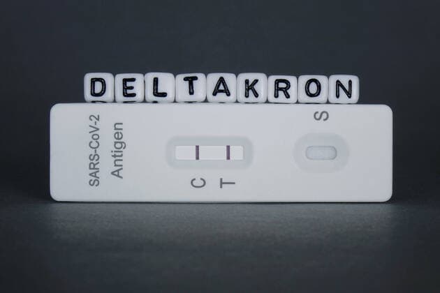 positiver Testkit und Deltakron positiver Testkit und Deltakron, 18.03.2022, Borkwalde, Brandenburg, Auf einem Testkit liegen Buchstabenwürfel mit dem Schriftzug Deltakron. *** positive test kit and deltakron positive test kit and deltakron, 18 03 2022, Borkwalde, Brandenburg, On a test kit are letter cubes with the lettering deltakron