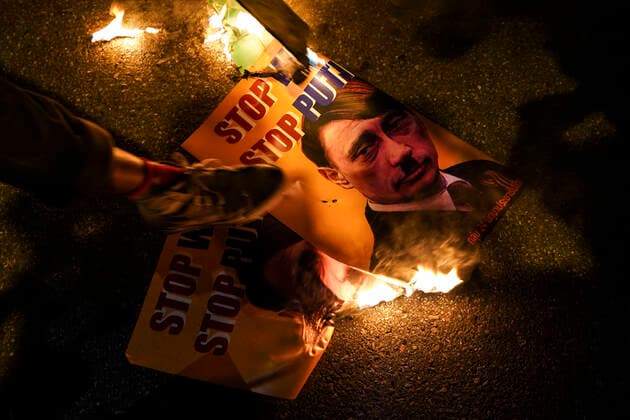 Bilder des Jahres 2022, News 03 März News Themen der Woche KW11 News Bilder des Tages Protest In Thailand Against Russia s Invasion Of Ukraine. Protesters burn up portraits of President of Russia Vladimir Putin during a demonstration against Russia s invasion of Ukraine outside the Russian Embassy in Bangkok, Thailand, 19 March 2022. Bangkok Bangkok Thailand  Copyright: xAnusakxLaowilasx originalFilename: laowilas-notitle220319_npo8J.jpg