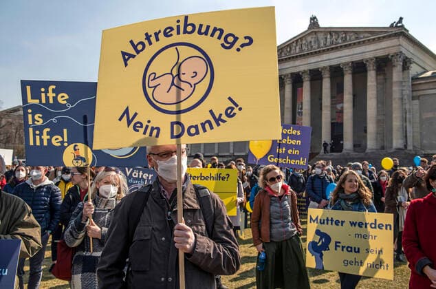 Bilder des Jahres 2022, News 03 März News Themen der Woche KW11 News Bilder des Tages Münchner Marsch fürs Leben, Kundgebung und Marsch von AbtreibungsgegnerInnen, startet und endet am Königsplatz, 19. März 2022 Deutschland, München, 19.03.2022, Münchner Marsch fürs Leben, Demonstration von Abtreibungsgegnern und Abtreibungsgegnerinnen, Lebensschützer, wollen den Wert des menschlichen Lebens betonen, pro life, gegen Abtreibung, Schwangerschaftsabbrüche, Sterbehilfe, viele kirchliche Teilnehmer, vor allem aus der katholischen Kirche, Kundgebung ab 13 Uhr, danach Marsch durch angrenzende Straßen, startet und endet am Königsplatz, Demoplakat, hier Königsplatz, die verwendeten Farben blau und gelb beziehen sich nicht auf die Ukrainekrise, Protest, protestieren, ca. 3000 Teilnehmer, Politik, Bayern, März 2022, *** Mu