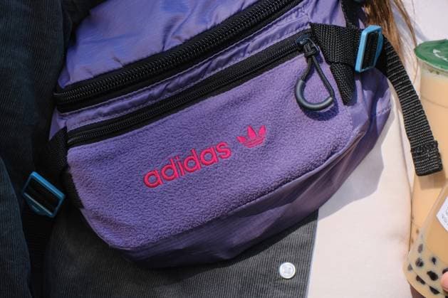 Düsseldorf 19.03.2022 Adidas Sling bag Gürteltasche Flinger Strasse Flingerstrasse keine Maskenpflicht mehr Einkaufsstrasse Einkaufsstraße Shoppingmeile Einkaufsmeile Corona Pandemie Covid Corona Einkaufen Einzelhandel Detailhandel Infektionsschutzgesetz Inzidenz Inzidenzwert Fussgängerzone 2G-Regel 3G-Regel Düsseldorf Nordrhein-Westfalen Deutschland *** Dusseldorf 19 03 2022 Adidas Sling bag belt bag Flinger Strasse Flingerstrasse no more mask obligation shopping street shopping mile shopping mile Corona Pandemic Covid Corona shopping retail retail trade infection protection law incidence incidence value pedestrian zone 2G rule 3G rule Dusseldorf North Rhine Westphalia Germany