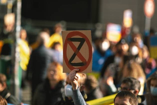 News Bilder des Tages Anti War Protest In Düsseldorf a protester with No Z sign is seen during the anti war protest in front of State Parliament and demand more actions from German government and stop Russian military action against Ukraine in Duesseldorf, Germany on March 19, 2022 Duesseldorf Germany  Copyright: xYingxTangx originalFilename: tang-notitle220319_np93g.jpg