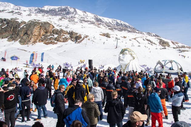 Entertainment Bilder des Tages Illustration shows people enjoying the Crystal Garden stage at 2000 meters at the second edition of the Tomorrowland Winter 2022 music festival, Saturday 19 March 2022, in Alpe D Huez, France.  OLIVIERxVIN 23214741
