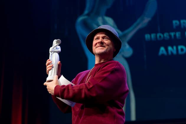 Anders Matthesen receives Bodil for best male lead role for Ternet Ninja 2 The Bodil Prizes 2022 will be awarded at the Folketeatret in Copenhagen, Saturday 19 March 2022, Copenhagen Denmark  Copyright: fotograf@clausbech.dk ClausxBechx COP10274 spdk20220319-212957-L