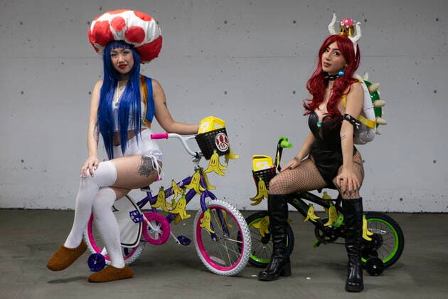 News Bilder des Tages March 19, 2022, TORONTO, ON, CAN: Judy and Lily pose for a photo with costumed as characters from the video game Mario Kart at Toronto Comicon, in Toronto, Saturday, March 19, 2022. The event returns for the first time since 2019 due to the COVID-19 pandemic. TORONTO CAN  - ZUMAc35_ 20220319_zaf_c35_065 Copyright: xChrisxYoungx