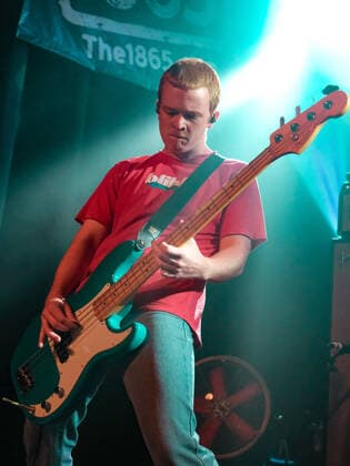 March 19, 2022, Southampton, Hampshire, United Kingdom: Eamon Sandwith, vocalist and guitarist with Australian indie punk shed rock band The Chats, winners of the 2021 Australian Independent Record Awards (AIR), and nominees for the J awards, National Live Music awards (NLMA ) and ARIA Music Awards performing live on stage at the 1865. Southampton United Kingdom - ZUMAs197 20220319_zaa_s197_393 Copyright: xDawnxFletcher-Parkx